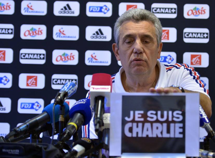 Claude Onesta, tecnico della nazionale francese di pallamano, in conferenza stampa. Tante le espressioni di solidarietà degli sportivi di tutto il mondo per le vittime dell’attacco terroristico di Parigi. Afp 